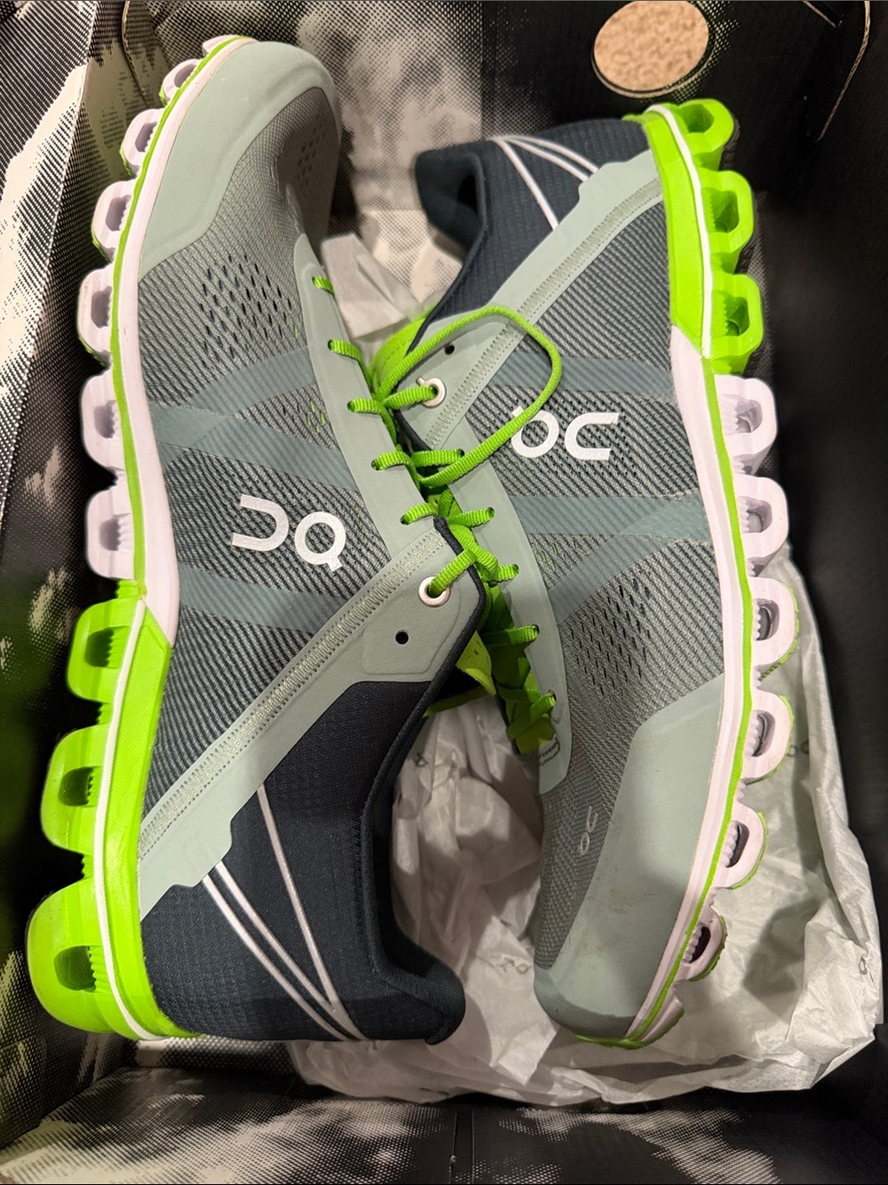 On Running Men's Athletic shoes , cloudflow size 12 like new worn once